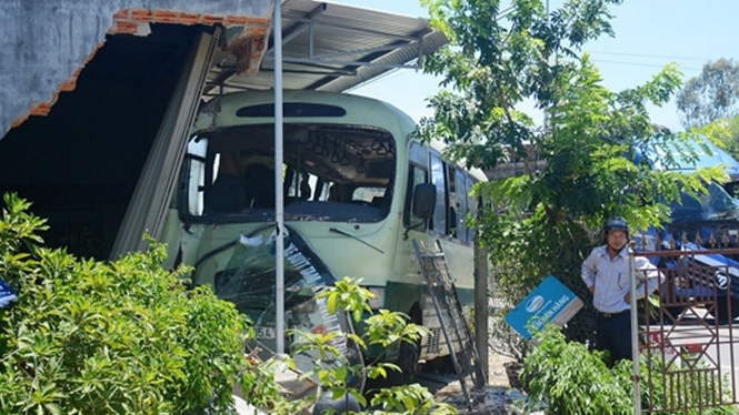 Quảng Nam: Kinh hãi vì xe buýt sầm sập lao vào nhà dân vào giữa trưa