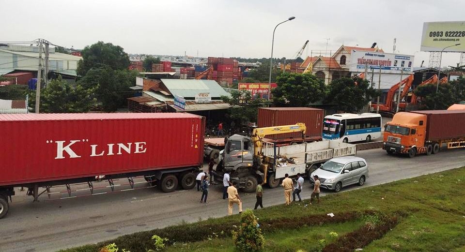 xe tai dam xe container tren ql1 phu xe mac ket trong cabin