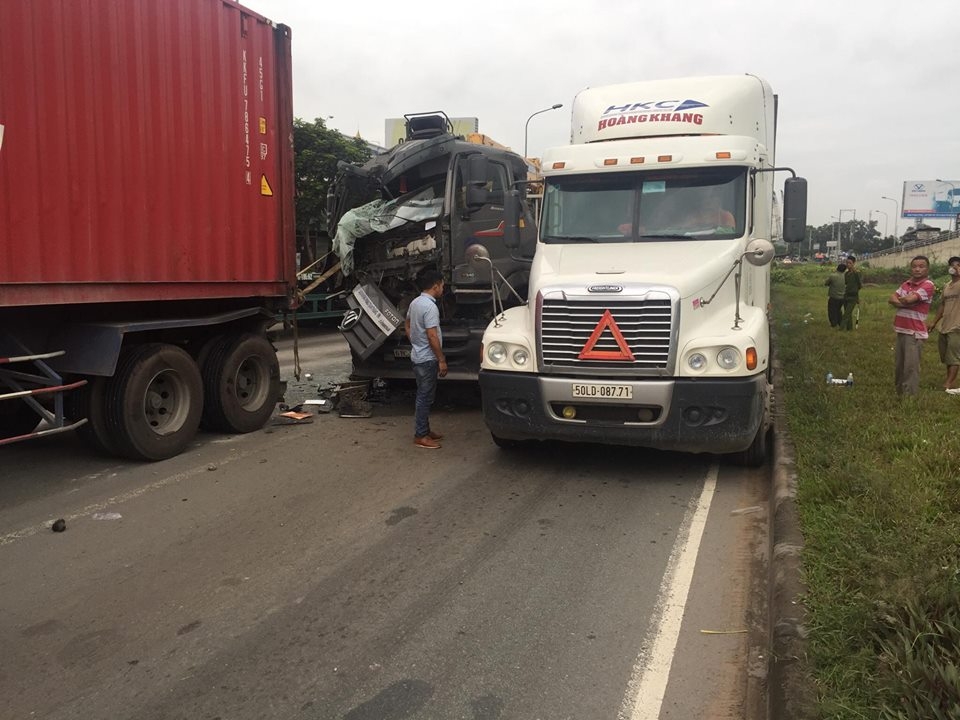 xe tai dam xe container tren ql1 phu xe mac ket trong cabin