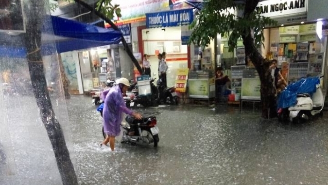Hà Nội mưa lớn nhiều tuyến phố ngập úng cục bộ