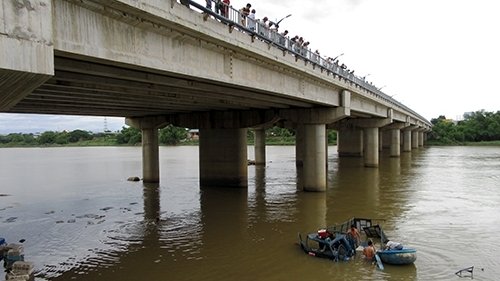 Ninh Thuận: Xe tải húc gãy lan can cầu, lao xuống sông