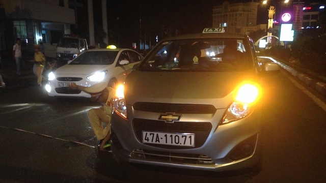 Đắk Lắk: Tài xế taxi tông gãy tay người đi xe máy vì mâu thuẫn giao thông