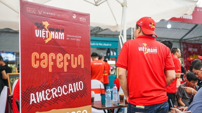 Các gian hàng foodtour đông nghịt khách trong sự kiện Xếp xe kỷ lục