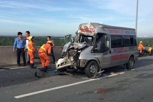 tp ho chi minh o to khach tong xe container tren cao toc long thanh