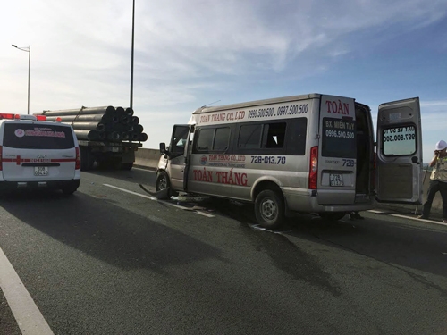 tp ho chi minh o to khach tong xe container tren cao toc long thanh