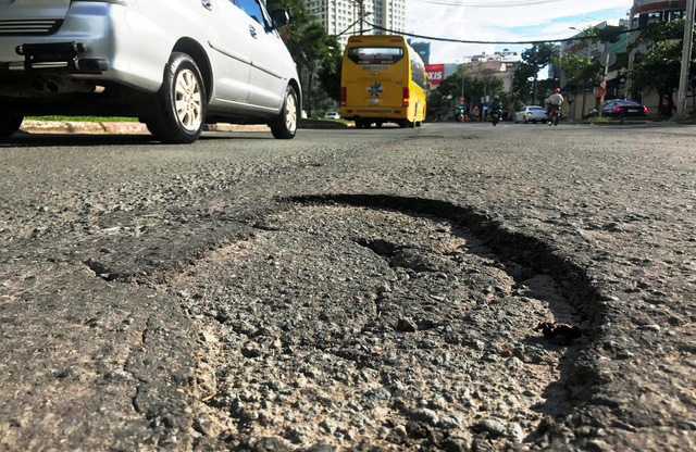 Toát mồ hôi đánh vật với con đường tai tiếng nhất TP Hồ Chí Minh toat mo hoi danh vat voi con duong tai tieng nhat tp ho chi minh