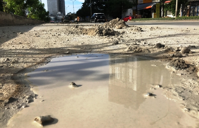 Toát mồ hôi đánh vật với con đường tai tiếng nhất TP Hồ Chí Minh toat mo hoi danh vat voi con duong tai tieng nhat tp ho chi minh