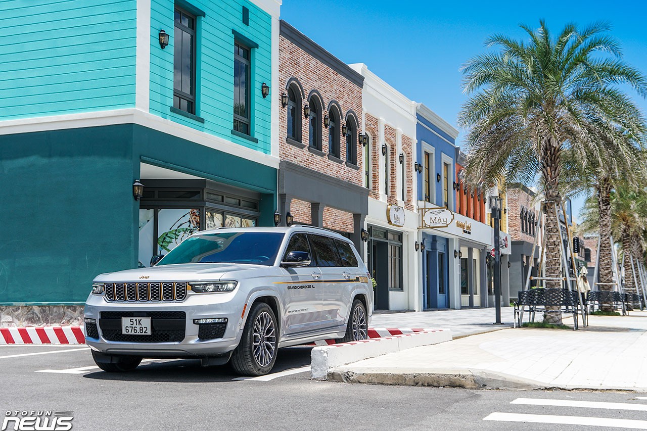 Jeep Grand Cherokee L 2023: SUV cỡ lớn ba hàng ghế, thực dụng đúng chất Mỹ Jeep Grand Cherokee L phiên bản Summit Reversed cấu hình 7 chỗ ngồi có giá 6,580 tỷ đồng.