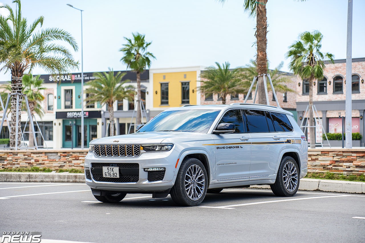 Jeep Grand Cherokee L là phiên bản trục cơ sở kéo dài.