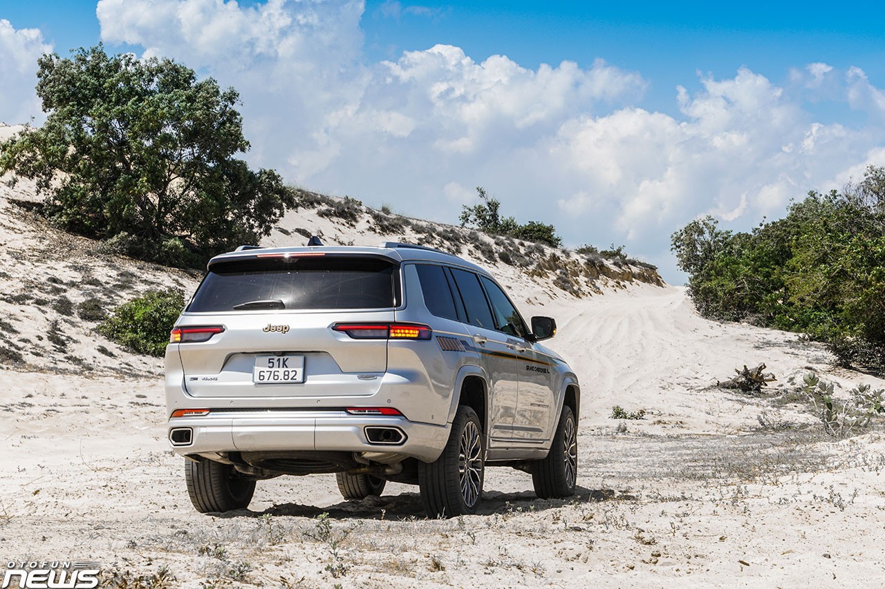 Jeep Grand Cherokee L 2023: SUV cỡ lớn ba hàng ghế, thực dụng đúng chất Mỹ Jeep Grand Cherokee L có thiết kế đơn giản.