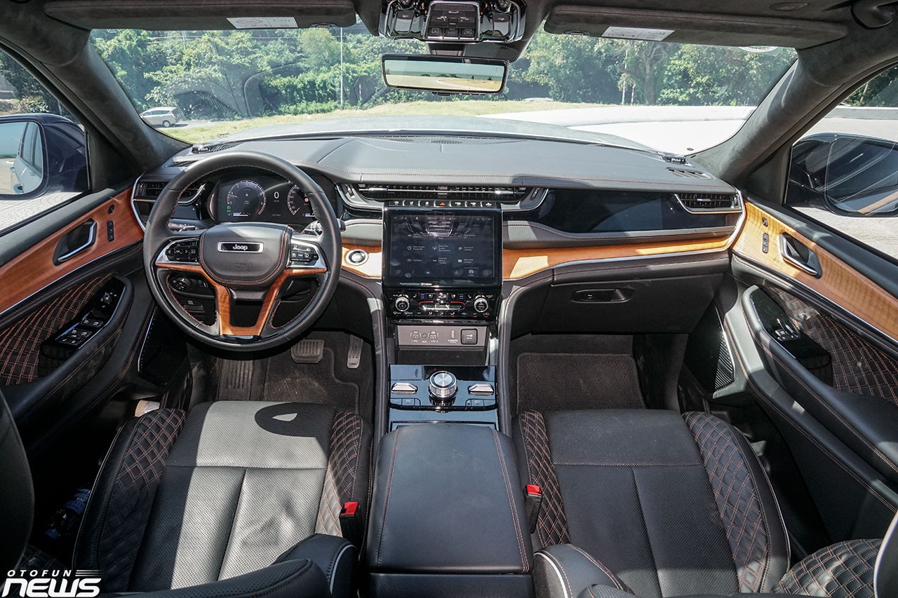 Jeep Grand Cherokee L 2023: SUV cỡ lớn ba hàng ghế, thực dụng đúng chất Mỹ Jeep Grand Cherokee L gây ấn tượng vơí chất liệu da, gỗ và kim loại .
