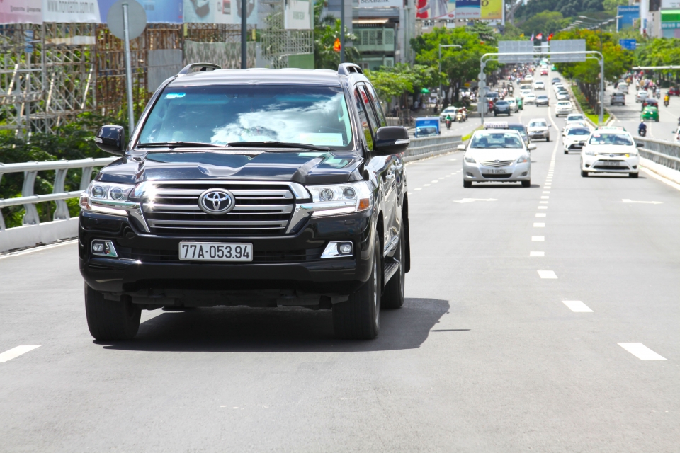 tp ho chi minh chuyen bien bao rua bo vao giua cau vuot tan son nhat