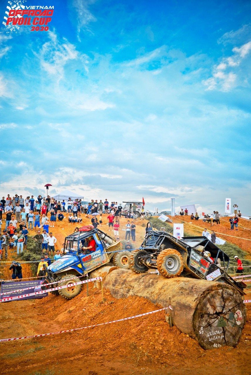 pvoil voc 2020 cap doi no luc cuu ngua lat tren duong dua vuot tuong go