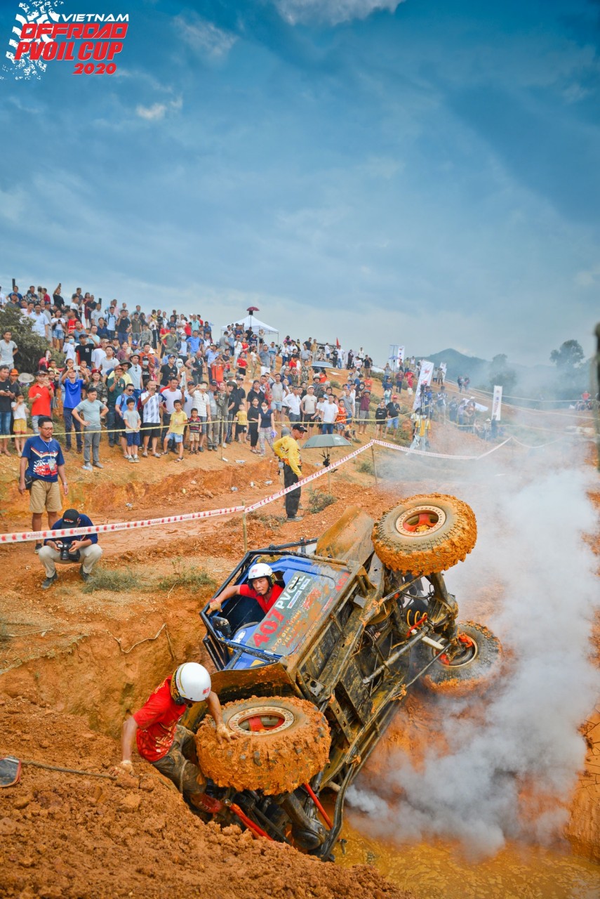 pvoil voc 2020 cap doi no luc cuu ngua lat tren duong dua vuot tuong go