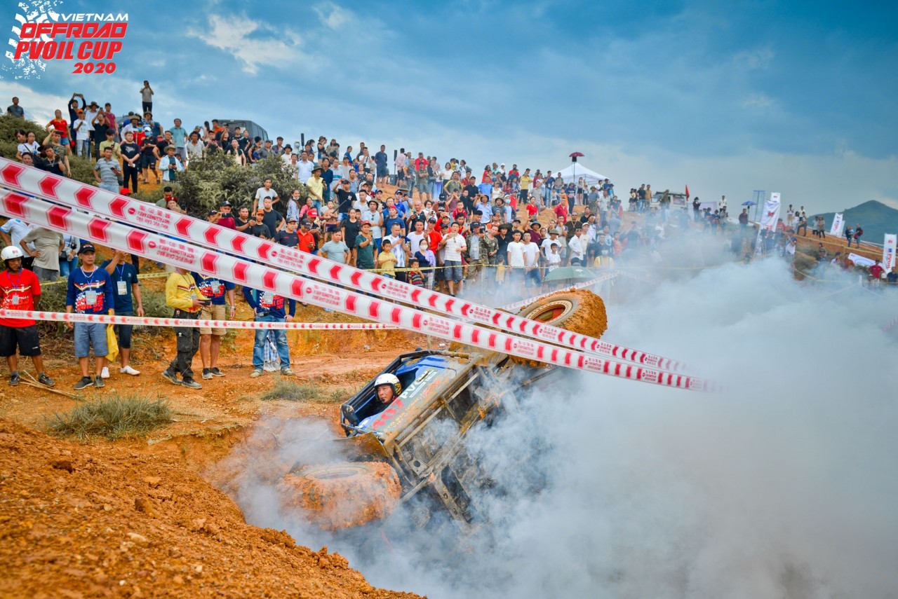 pvoil voc 2020 cap doi no luc cuu ngua lat tren duong dua vuot tuong go