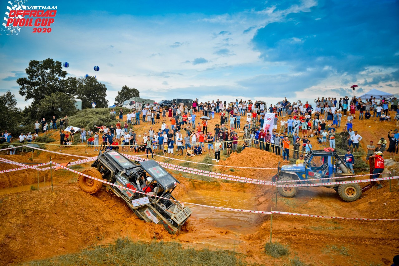 pvoil voc 2020 cap doi no luc cuu ngua lat tren duong dua vuot tuong go