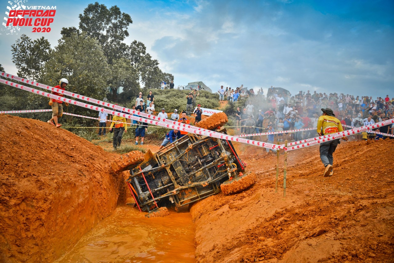 pvoil voc 2020 cap doi no luc cuu ngua lat tren duong dua vuot tuong go