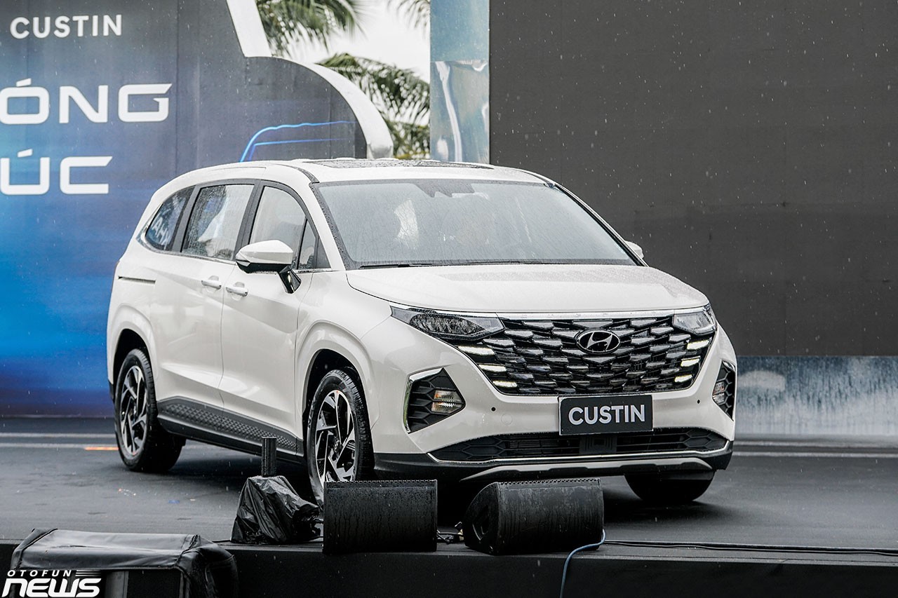 Hyundai Custin 2.0T - Xe MPV 6 chỗ ngồi giá 1 tỷ đồng