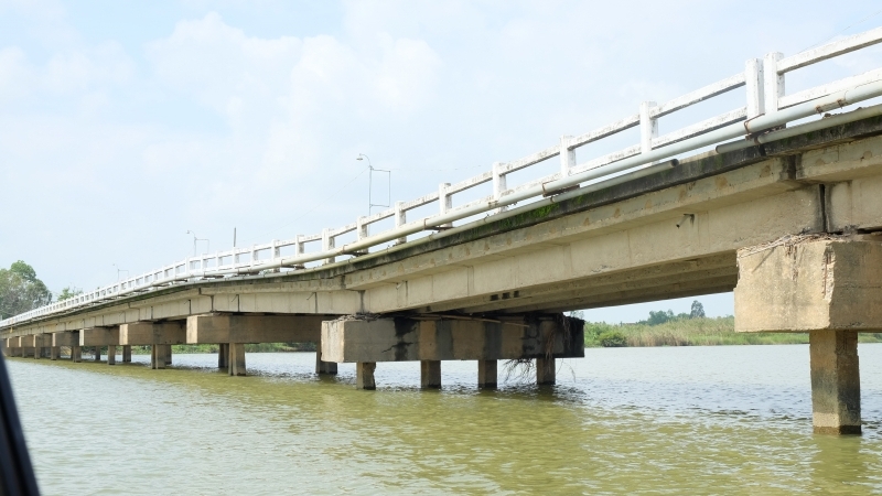 Quảng Nam: Trụ cầu sụt lún cả mét, dân rùng mình lưu thông