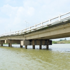 Quảng Nam: Trụ cầu sụt lún cả mét, dân rùng mình lưu thông