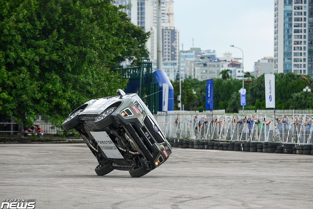 Mãn nhãn màn biểu diễn xe mạo hiểm tại Hà Nội