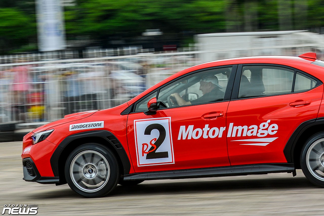 Mãn nhãn màn biểu diễn xe mạo hiểm tại Hà Nội Mãn nhãn màn biểu diễn xe mạo hiểm tại Hà Nội