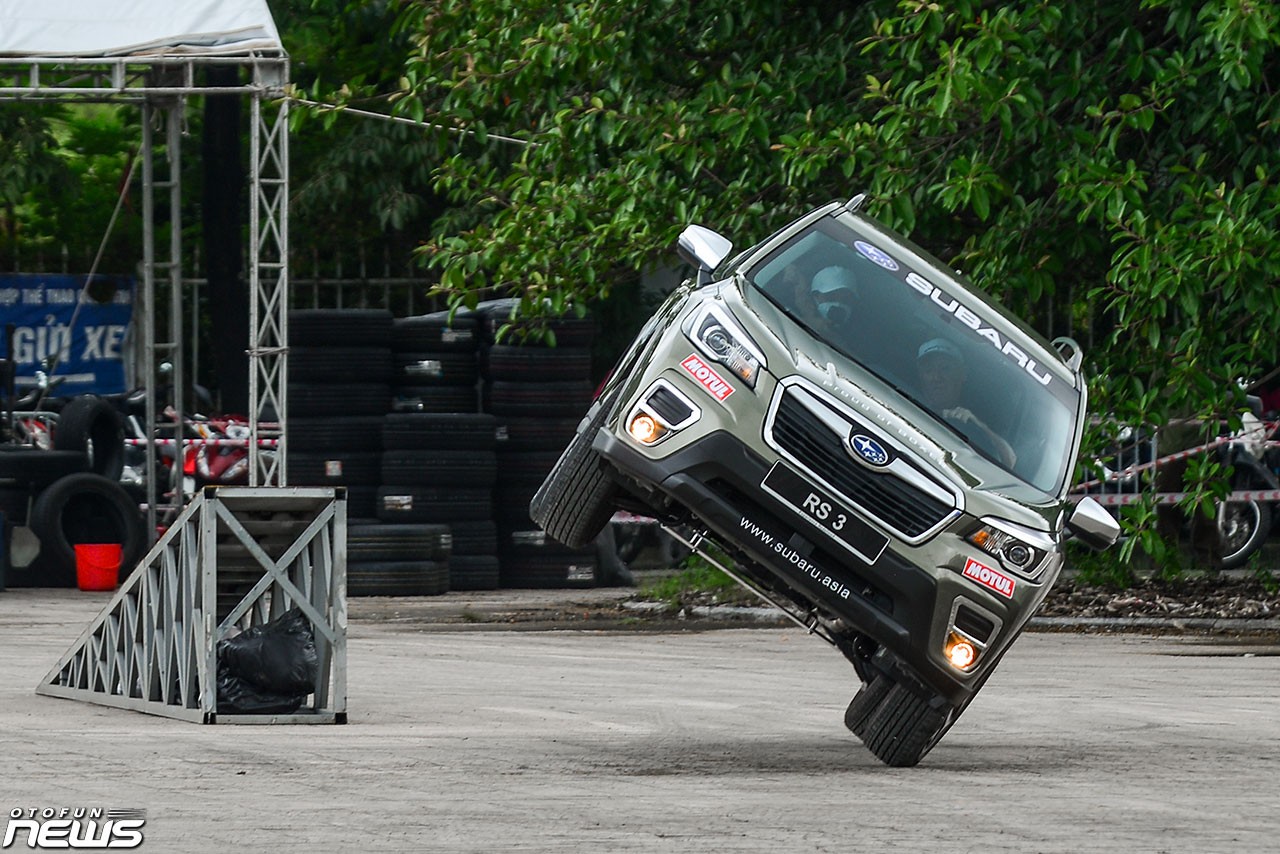 Mãn nhãn màn biểu diễn xe mạo hiểm tại Hà Nội Mãn nhãn màn biểu diễn xe mạo hiểm tại Hà Nội