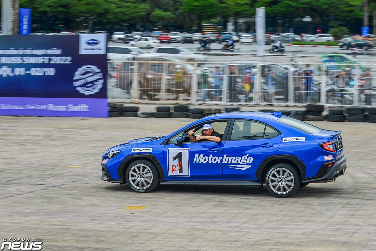 Mãn nhãn màn biểu diễn xe mạo hiểm tại Hà Nội Mãn nhãn màn biểu diễn xe mạo hiểm tại Hà Nội