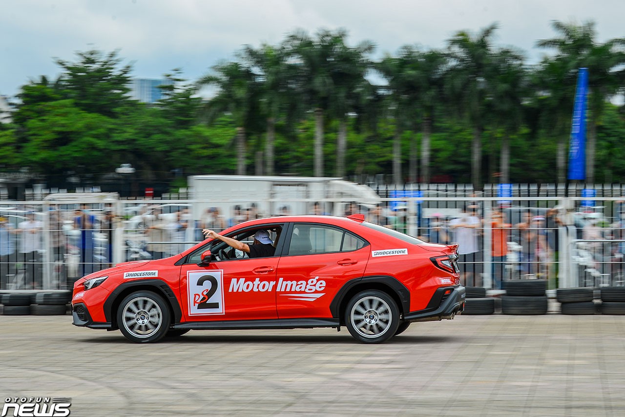 Mãn nhãn màn biểu diễn xe mạo hiểm tại Hà Nội Mãn nhãn màn biểu diễn xe mạo hiểm tại Hà Nội