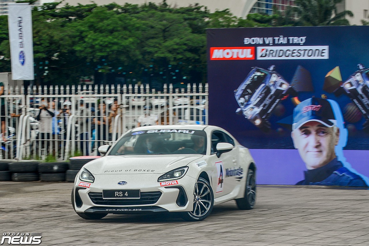 Mãn nhãn màn biểu diễn xe mạo hiểm tại Hà Nội Mãn nhãn màn biểu diễn xe mạo hiểm tại Hà Nội