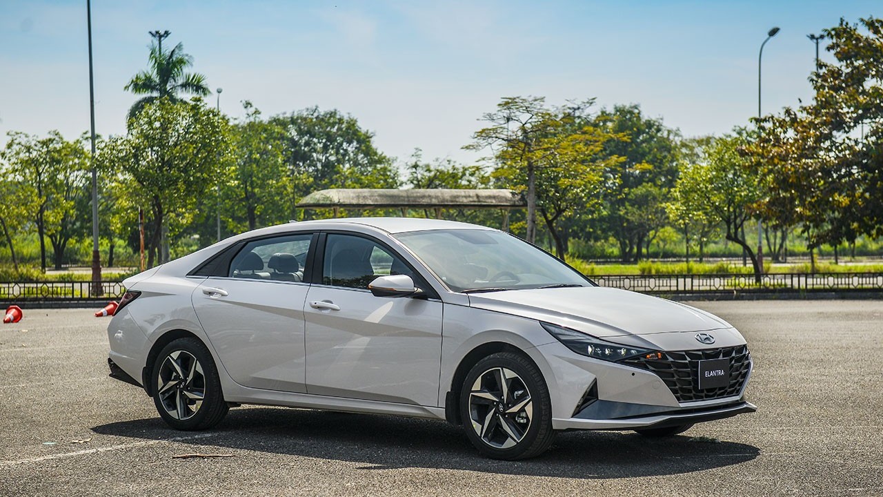 Cận cảnh Hyundai Elantra 2.0L Cao cấp giá 729 triệu đồng