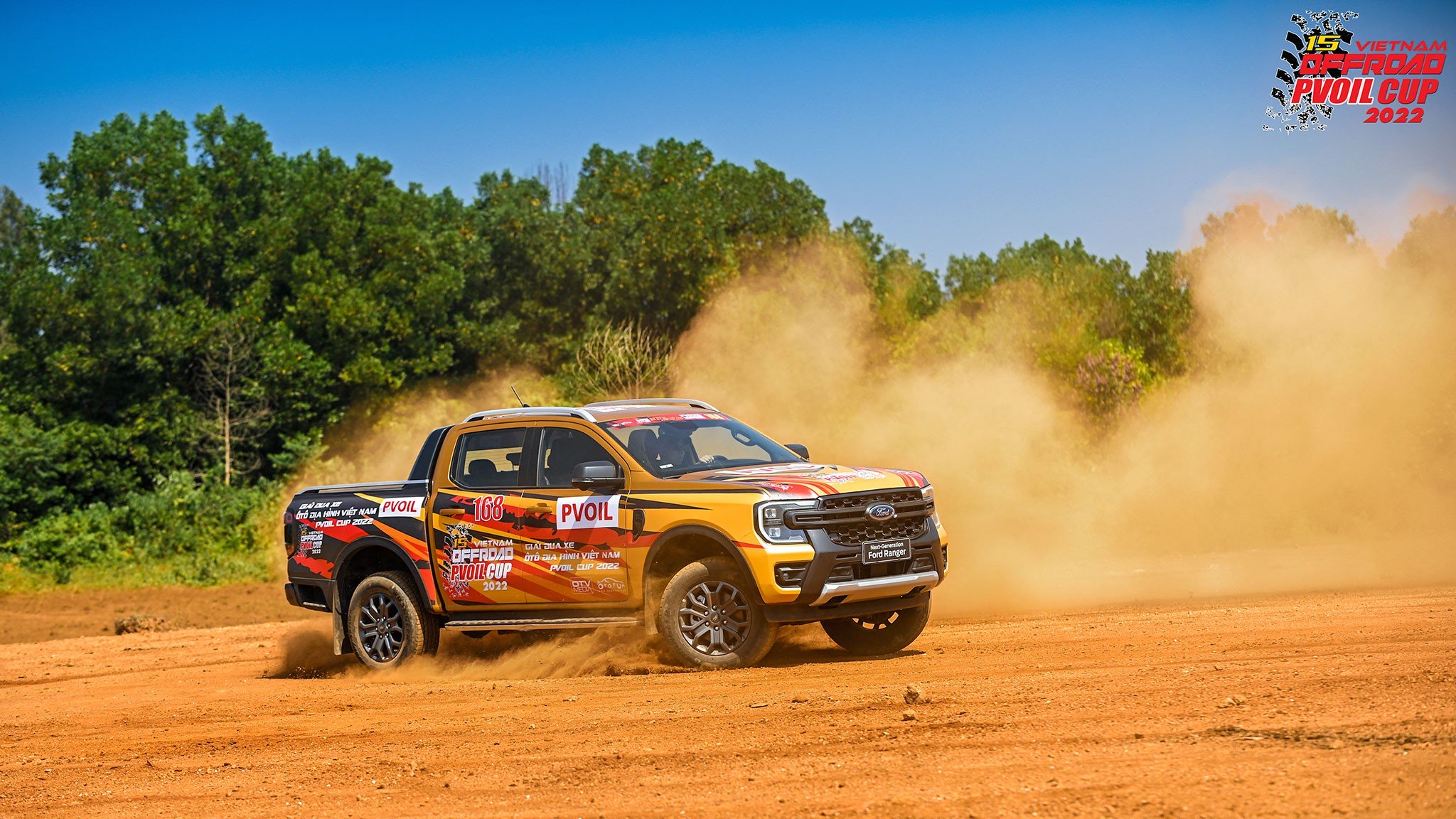 [PVOIL VOC 2022] Cặp đôi mẫu nữ thiêu đốt mọi ánh nhìn bên Ford Ranger Wildtrak