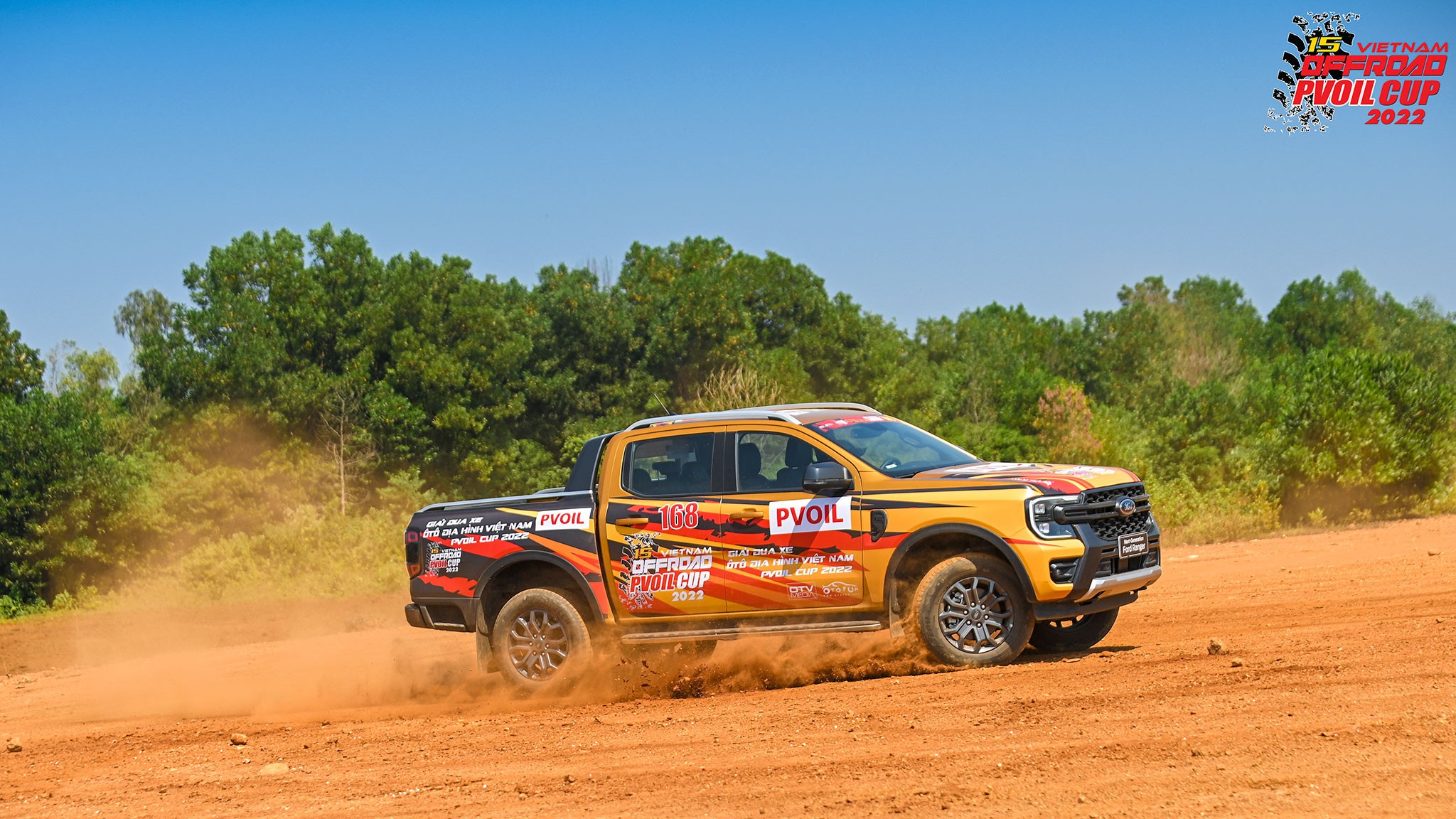 [PVOIL VOC 2022] Cặp đôi mẫu nữ thiêu đốt mọi ánh nhìn bên Ford Ranger Wildtrak