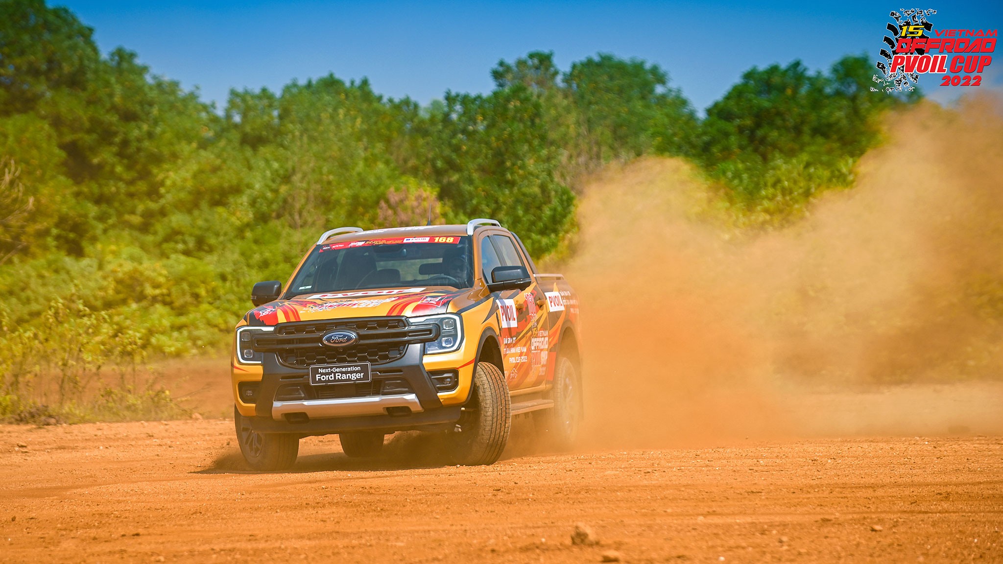 [PVOIL VOC 2022] Cặp đôi mẫu nữ thiêu đốt mọi ánh nhìn bên Ford Ranger Wildtrak