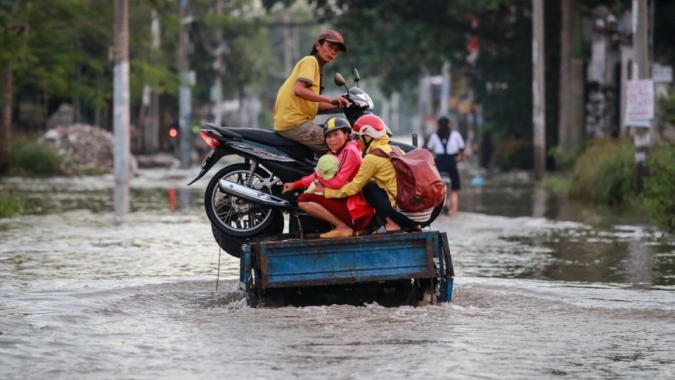 Người dân TP Hồ Chí Minh kẹt giữa dòng nước khi triều cường đạt đỉnh