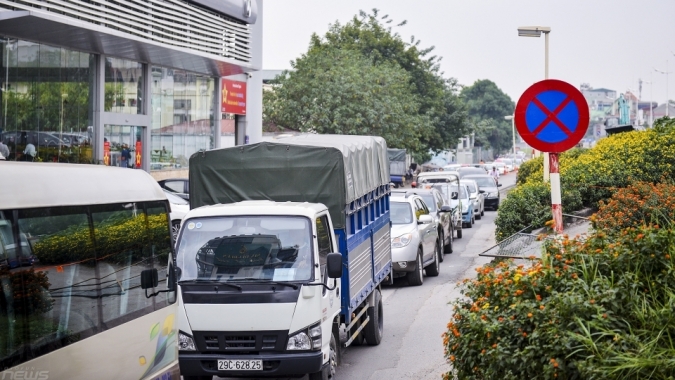 Hà Nội: Đường đê Nghi Tàm có nguy cơ trở thành điểm nóng giao thông mới