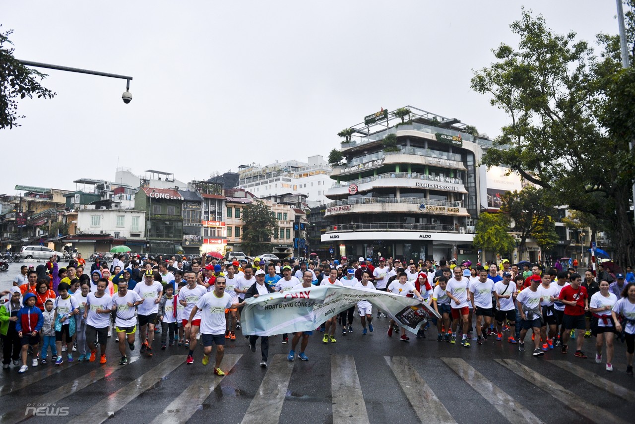 "Chạy vì An toàn giao thông" đông người tham dự dù mưa gió chay vi an toan giao thong dong nguoi tham du du mua gio
