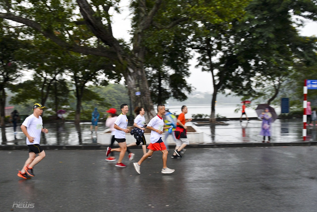 "Chạy vì An toàn giao thông" đông người tham dự dù mưa gió chay vi an toan giao thong dong nguoi tham du du mua gio