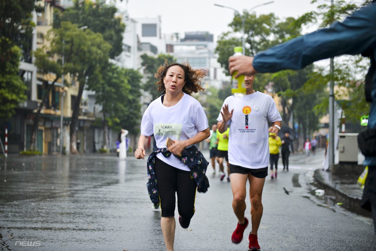"Chạy vì An toàn giao thông" đông người tham dự dù mưa gió chay vi an toan giao thong dong nguoi tham du du mua gio