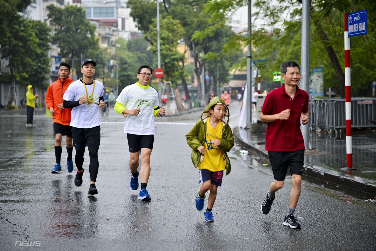 "Chạy vì An toàn giao thông" đông người tham dự dù mưa gió chay vi an toan giao thong dong nguoi tham du du mua gio