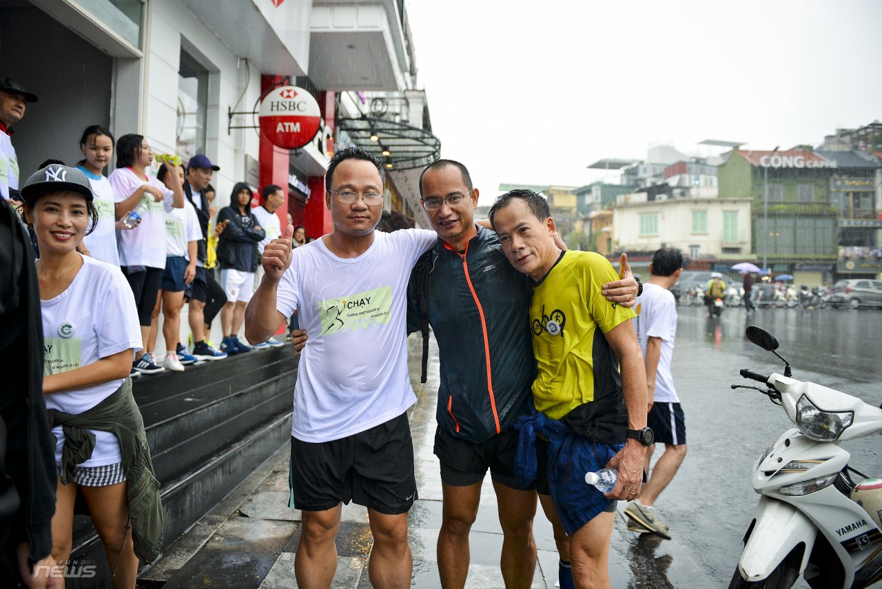 "Chạy vì An toàn giao thông" đông người tham dự dù mưa gió chay vi an toan giao thong dong nguoi tham du du mua gio