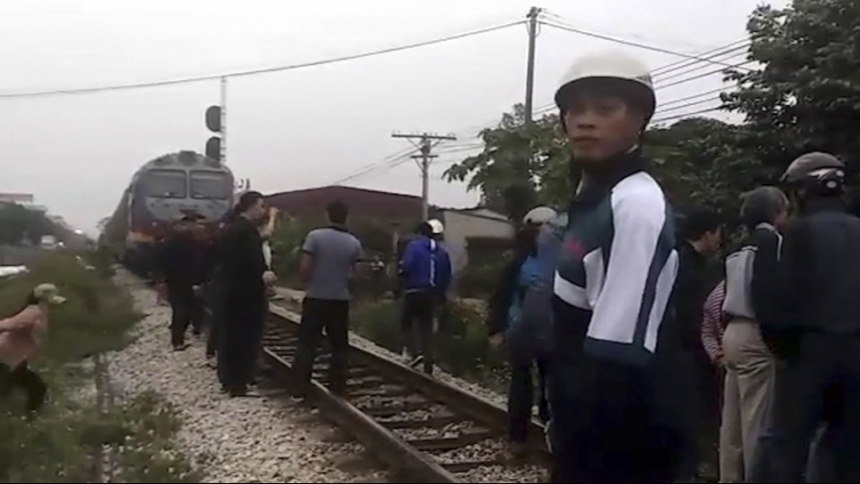 Nam Định: Xe con bị tàu hoả đâm văng 20m, tài xế bị thương nặng