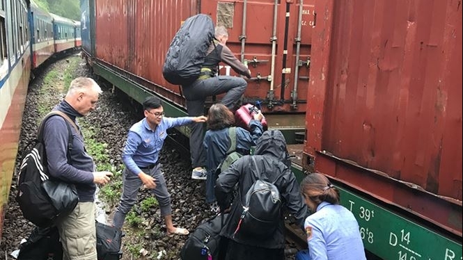 Kẹt tàu ở đỉnh đèo Hải Vân do mưa lớn gây sạt lở
