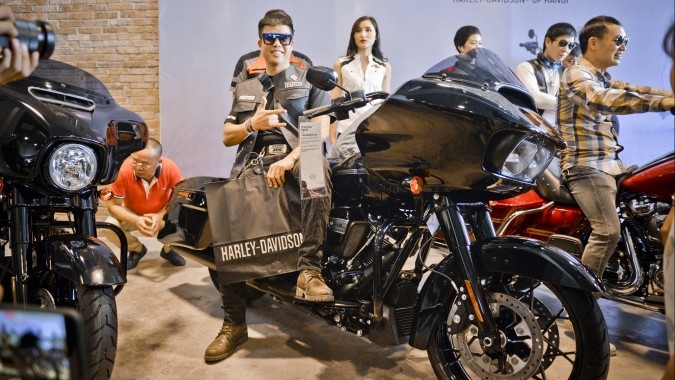 Hai khách hàng Hà Nội "đập hộp" motor Harley Davidson giá hơn 1 tỷ đồng