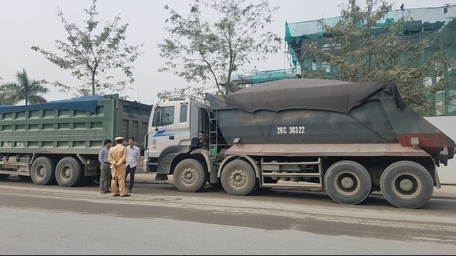 Hà Nội: Truy quét xe quá khổ, quá tải trên đường gom Đại lộ Thăng Long
