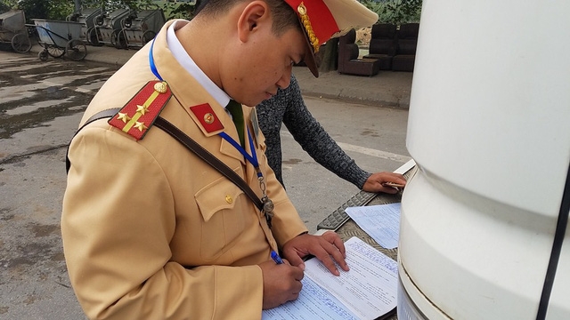 CSGT lập biên bản xe vi phạm giao thông.