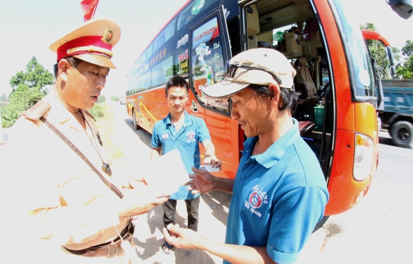 phat cong ich nguoi vi pham atgt nhieu lan con hon ca bi phat tien