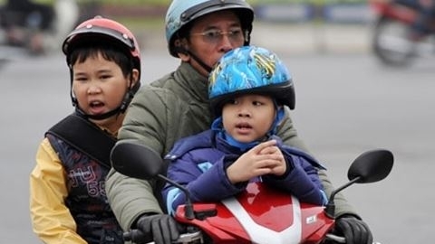 Cha mẹ chủ quan, đến 70% trẻ em chưa đội mũ bảo hiểm