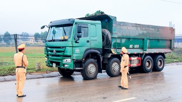 Bắc Giang: Bám đường, xử lý nghiêm xe quá tải cuối năm