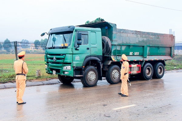 bac giang bam duong xu ly nghiem xe qua tai cuoi nam